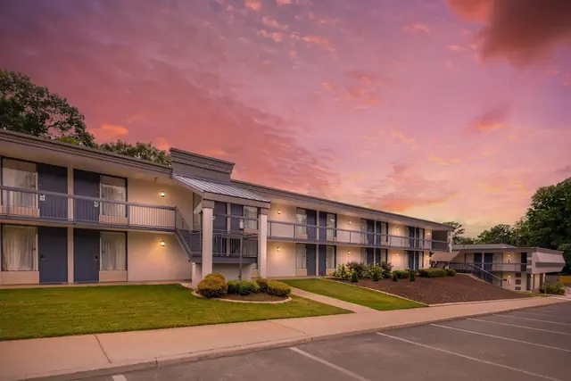 Photo 1 - Clarion Pointe Morrow - Atlanta South