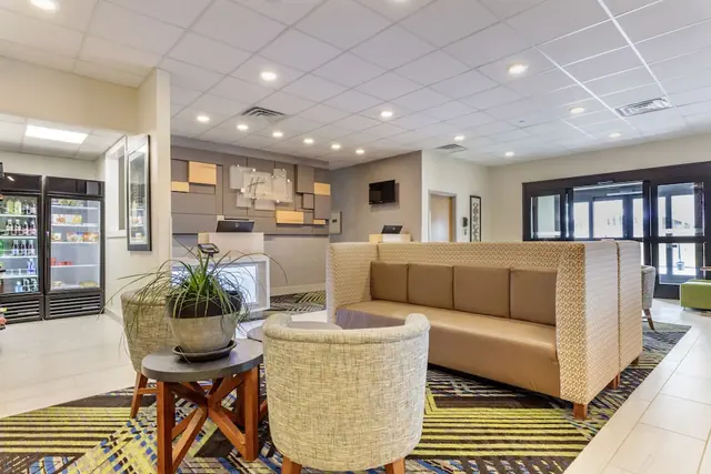 Photo 1 - Holiday Inn Express Metropolis by IHG
