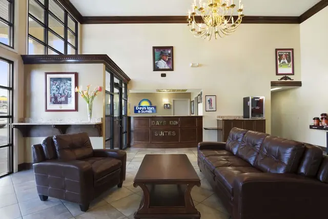 Photo 1 - Days Inn & Suites by Wyndham Tuscaloosa - Univ. of Alabama