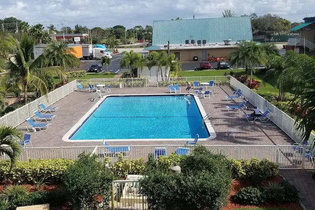 Photo 1 - Budget Inn