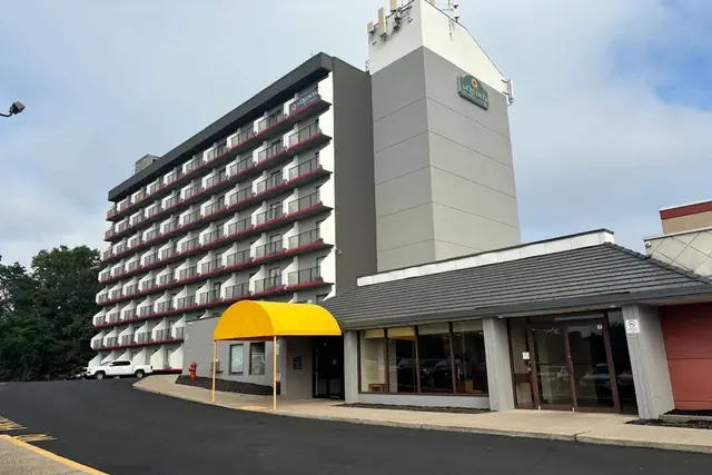 Photo 1 - La Quinta Inn & Suites by Wyndham Stamford / New York City