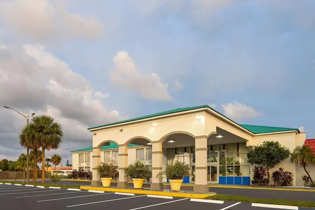 Photo 1 - Days Inn & Suites by Wyndham Fort Pierce Midtown
