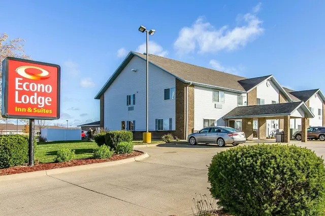 Photo 1 - Econo Lodge Inn & Suites Pekin - Peoria Area