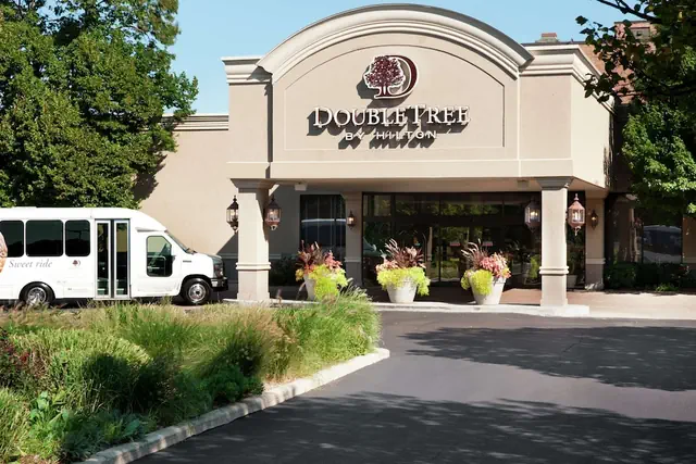 Photo 1 - DoubleTree by Hilton Chicago - Alsip