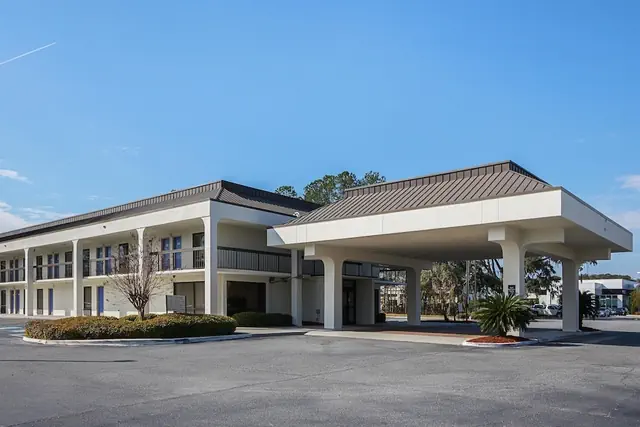 Photo 1 - Motel 6 Savannah, GA - Midtown