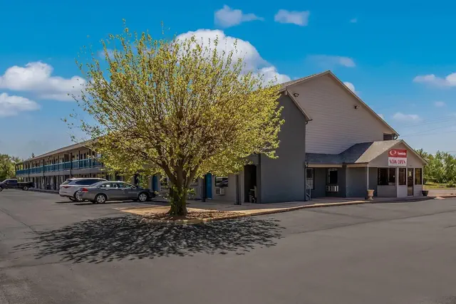 Photo 1 - Econo Lodge Inn & Suites Enid South