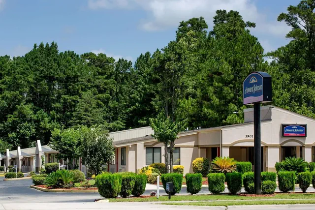 Photo 1 - Howard Johnson by Wyndham Wilmington