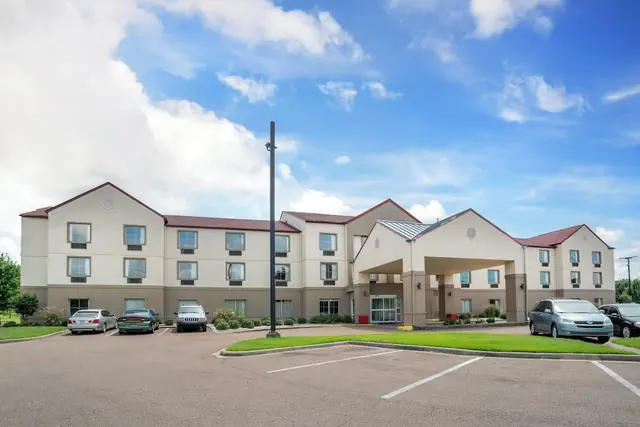 Photo 1 - Red Roof Inn PLUS+ & Suites Vicksburg