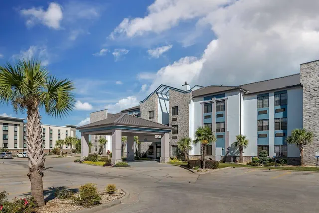 Photo 1 - Comfort Suites Hattiesburg near University