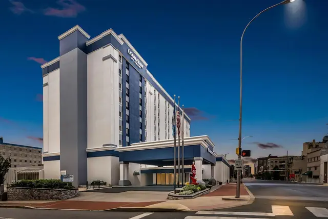 Photo 1 - DoubleTree by Hilton Downtown Wilmington - Legal District