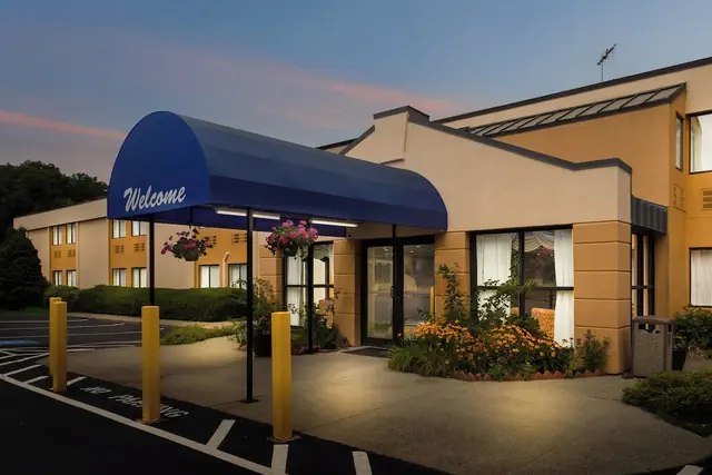 Photo 1 - All Seasons Inn & Suites Smithfield Providence