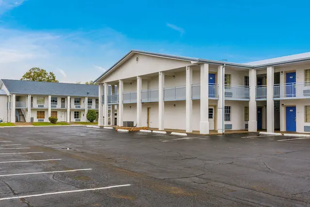 Photo 1 - Motel 6 Alexandria, LA - South