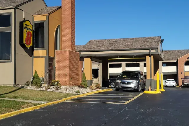 Photo 1 - Super 8 by Wyndham Kansas City Airport North