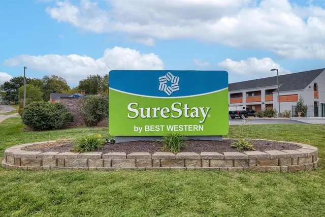 Photo 1 - SureStay by Best Western Kansas City Country Inn North