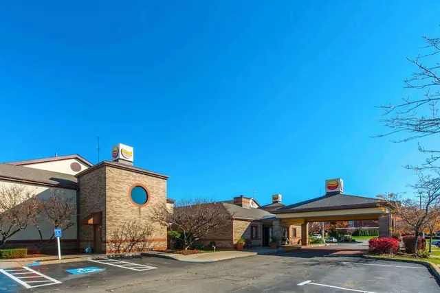 Photo 1 - Comfort Inn & Suites Erie - Splash Lagoon Indoor Waterpark