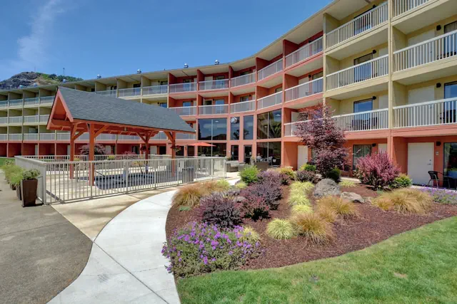 Photo 1 - The Lodge at Roseburg