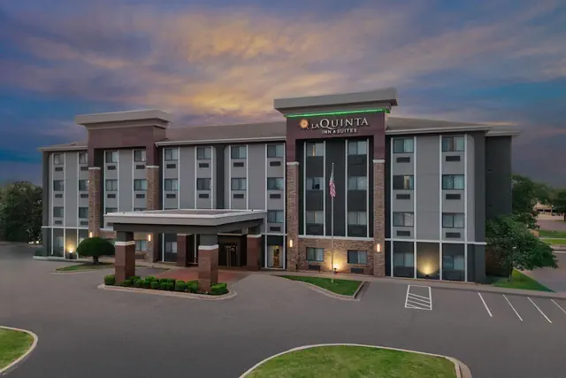 Photo 1 - La Quinta Inn & Suites by Wyndham Midwest City - Tinker AFB