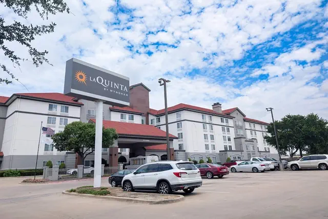 Photo 1 - La Quinta Inn & Suites by Wyndham DFW Airport South / Irving