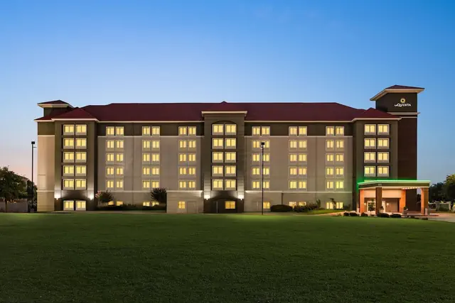 Photo 1 - La Quinta Inn & Suites by Wyndham Arlington North 6 Flags Dr