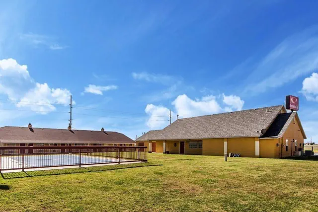 Photo 1 - Econo Lodge Pryor