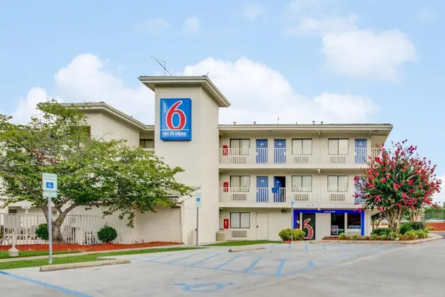 Photo 1 - Motel 6 Columbus, OH - West