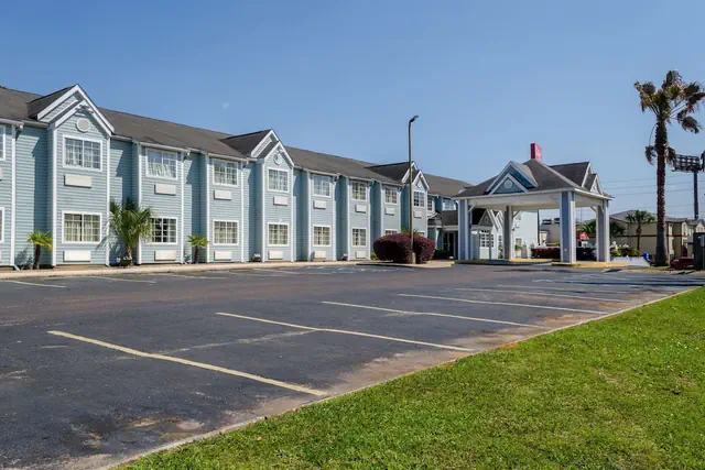 Photo 1 - Motel 6 Mobile, AL