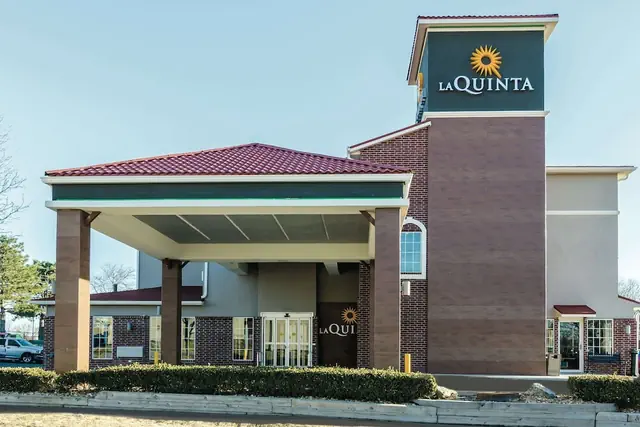 Photo 1 - La Quinta Inn & Suites by Wyndham Kansas City Airport