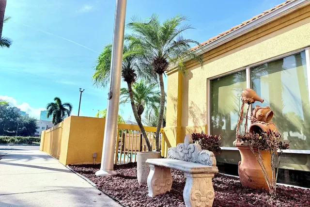 Photo 1 - La Quinta Inn & Suites by Wyndham Orlando Universal area