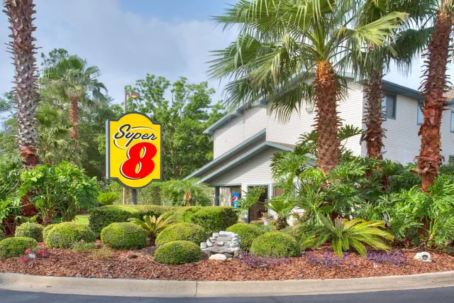 Photo 1 - Super 8 by Wyndham Gainesville I-75 Hospital University Area