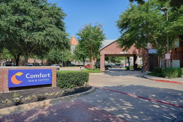 Photo 1 - Comfort Inn & Suites North Dallas - Addison