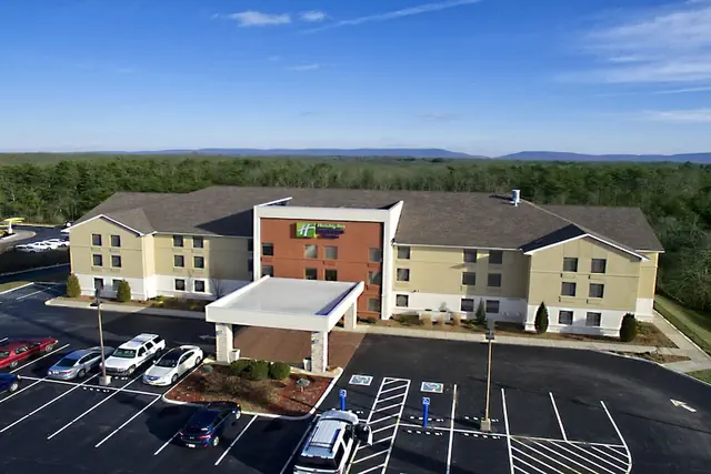 Photo 1 - Holiday Inn Express & Suites Crossville by IHG