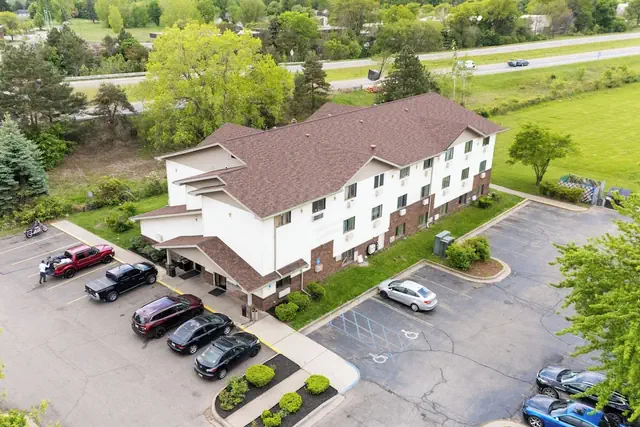 Photo 1 - Super Inn by OYO Lansing MI
