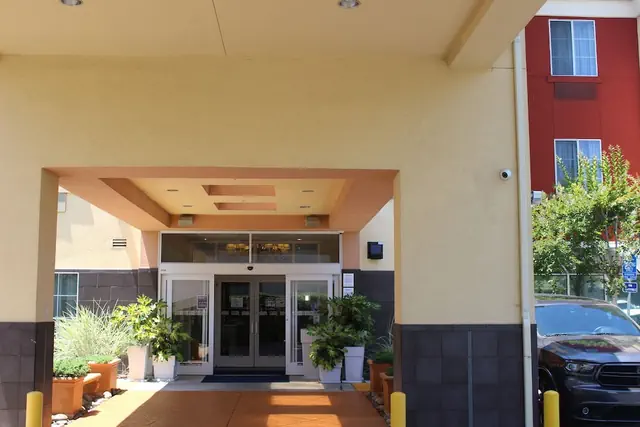 Photo 1 - Holiday Inn Express Hotel & Suites Berkeley by IHG