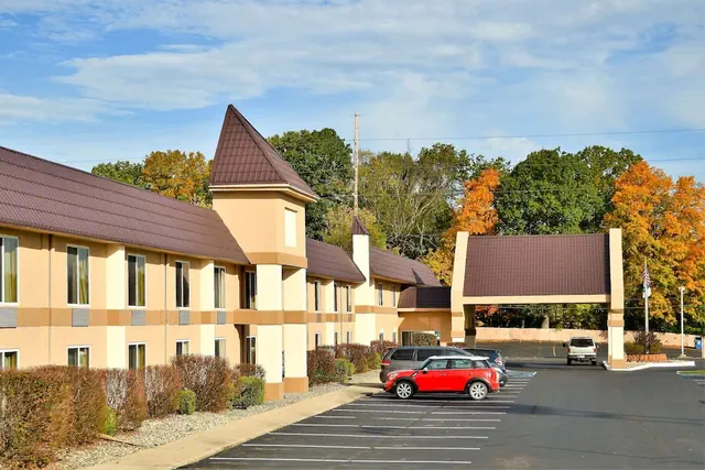 Photo 1 - Country Inn & Suites By Radisson, Battle Creek, MI