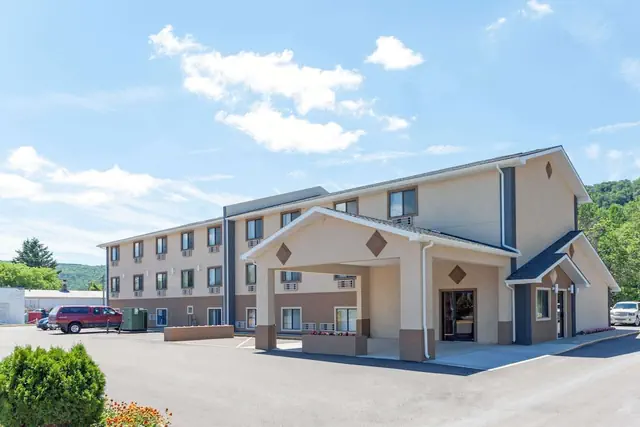 Photo 1 - Super 8 by Wyndham Bath Hammondsport Area