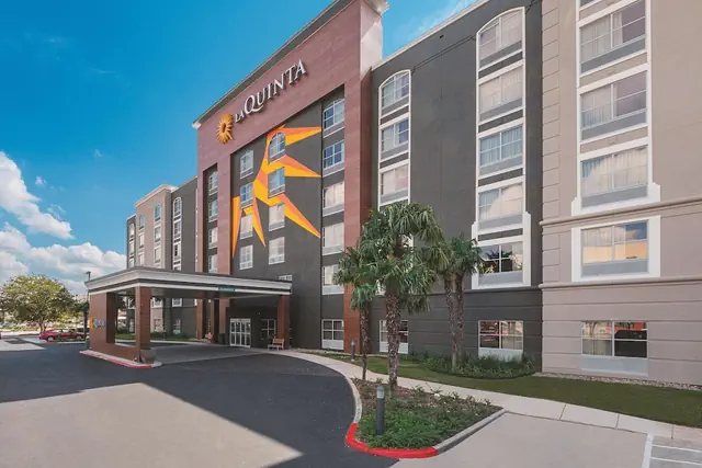 Photo 1 - La Quinta Inn & Suites by Wyndham San Antonio Downtown