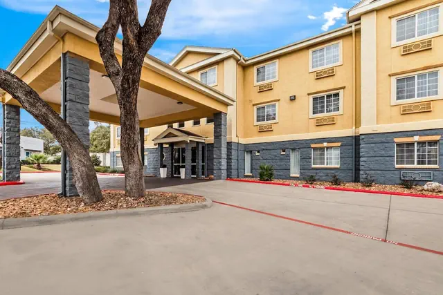 Photo 1 - Quality Inn & Suites San Antonio Airport - Stone Oak