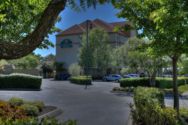 Photo 1 - La Quinta Inn & Suites by Wyndham Pigeon Forge