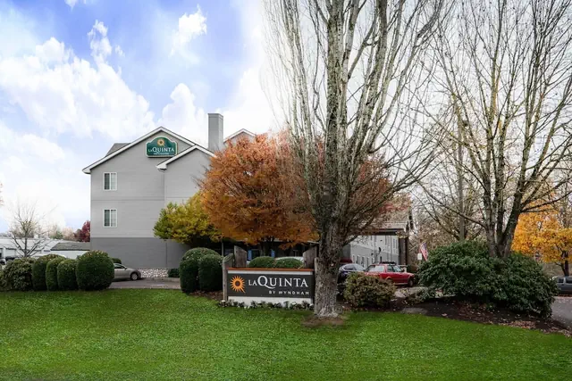 Photo 1 - La Quinta Inn & Suites by Wyndham Eugene