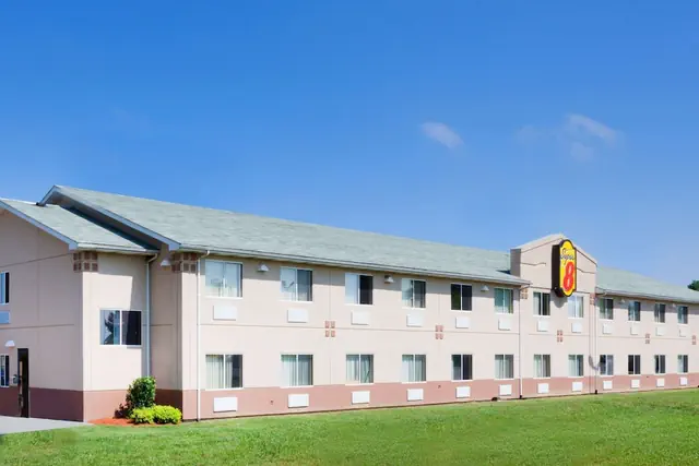 Photo 1 - Super 8 by Wyndham Owensboro