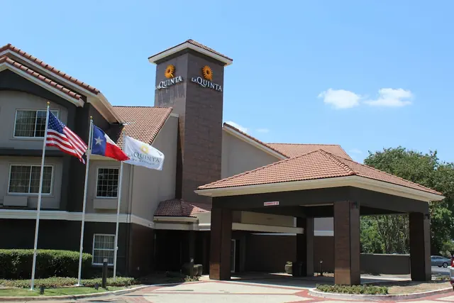 Photo 1 - La Quinta Inn & Suites by Wyndham Dallas - Addison Galleria