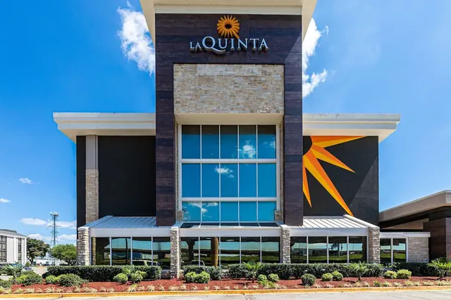 Photo 1 - La Quinta Inn & Suites by Wyndham Dallas I-35 Walnut Hill Ln