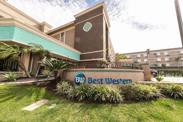 Photo 1 - Best Western Inn & Suites San Diego – Zoo/SeaWorld Area