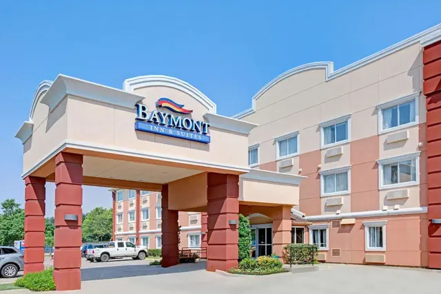 Photo 1 - Baymont by Wyndham Dallas/ Love Field