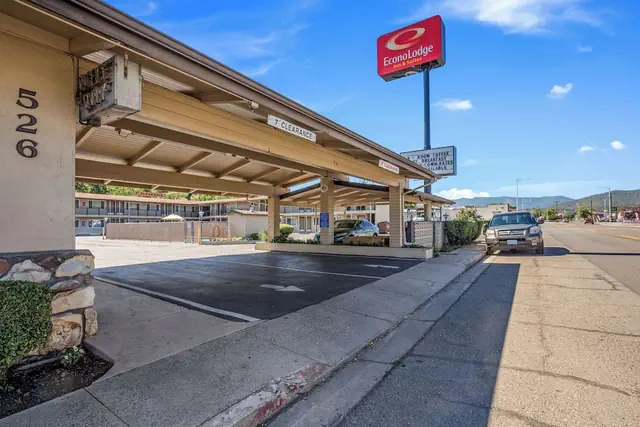 Photo 1 - Econo Lodge Inn & Suites Yreka