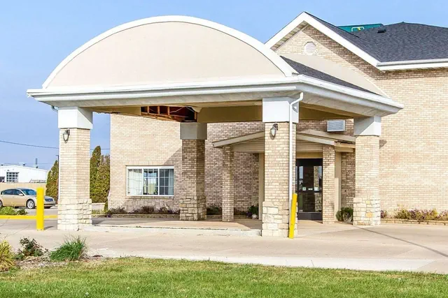 Photo 1 - Quality Inn Pontiac