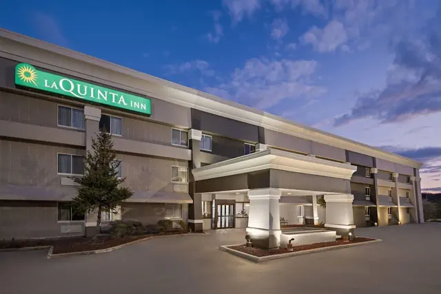 Photo 1 - La Quinta Inn by Wyndham Milwaukee Airport / Oak Creek