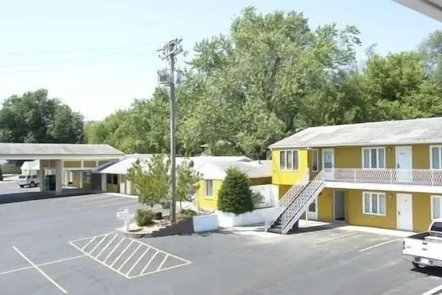 Photo 1 - Econo Lodge Oskaloosa