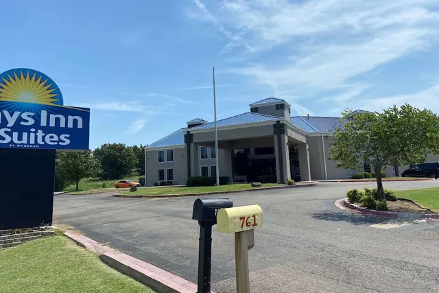 Photo 1 - Days Inn & Suites by Wyndham Tahlequah