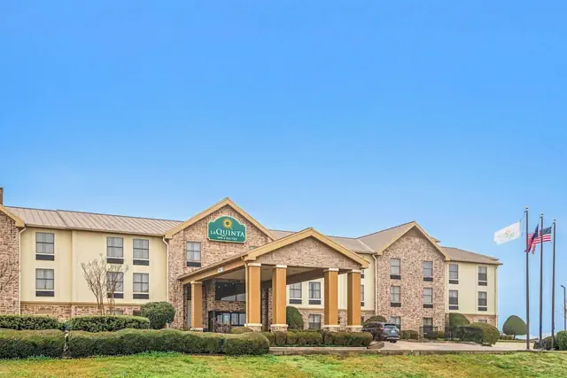 Photo 1 - La Quinta Inn & Suites by Wyndham Denison - N. Lake Texoma